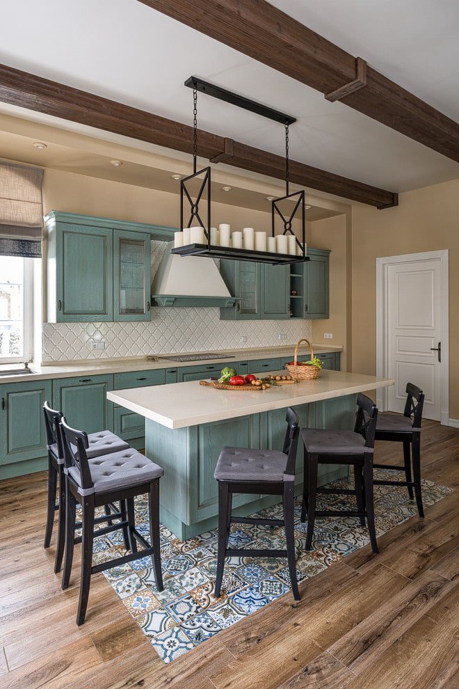 uma combinação de laminado e azulejos em um estilo country