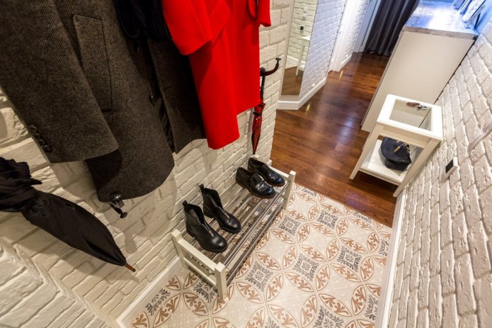 laminado com azulejos no corredor