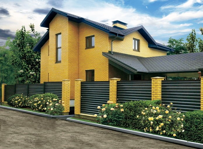 casa de tijolos amarelos com telhado verde escuro