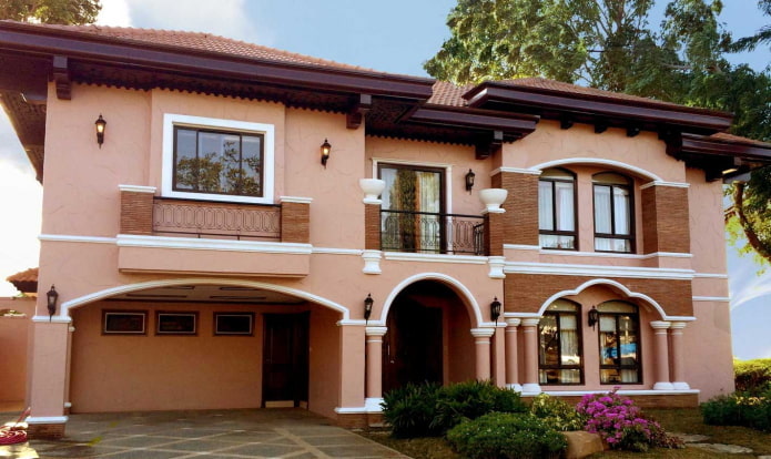 casa rosa-pêssego com telhado bordô