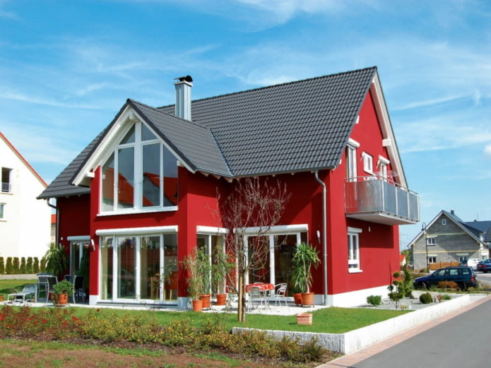 casa vermelha com telhado preto