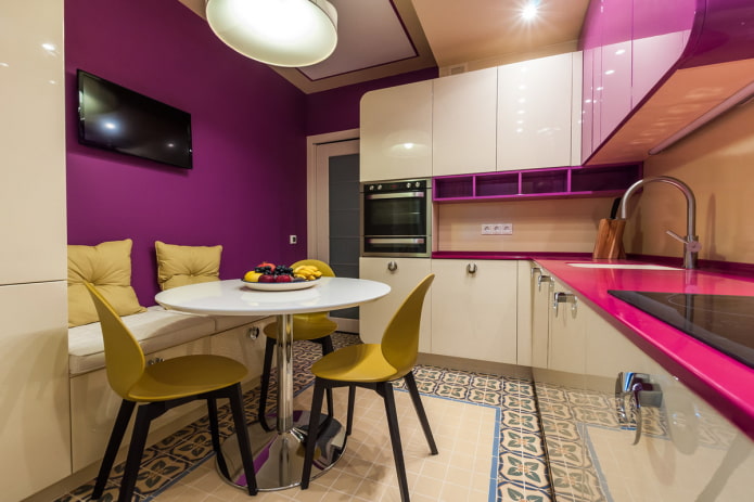 cozinha roxa brilhante com amarelo