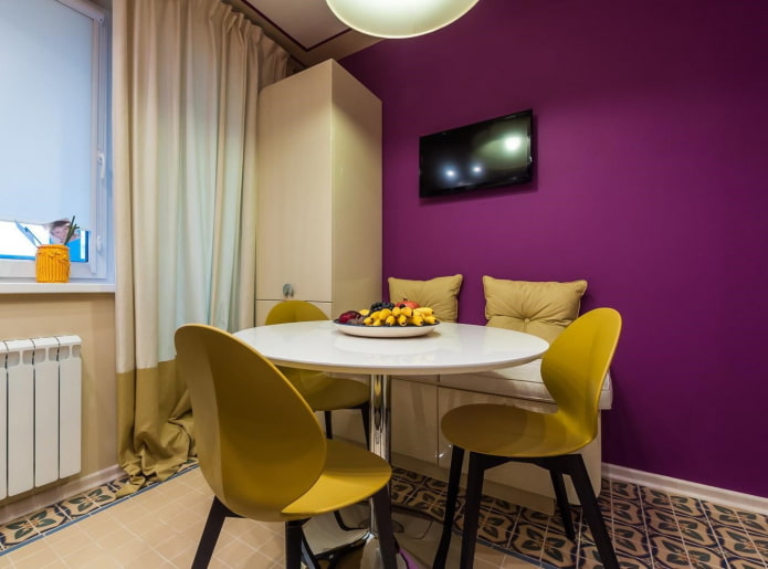 sala de jantar roxa e amarela