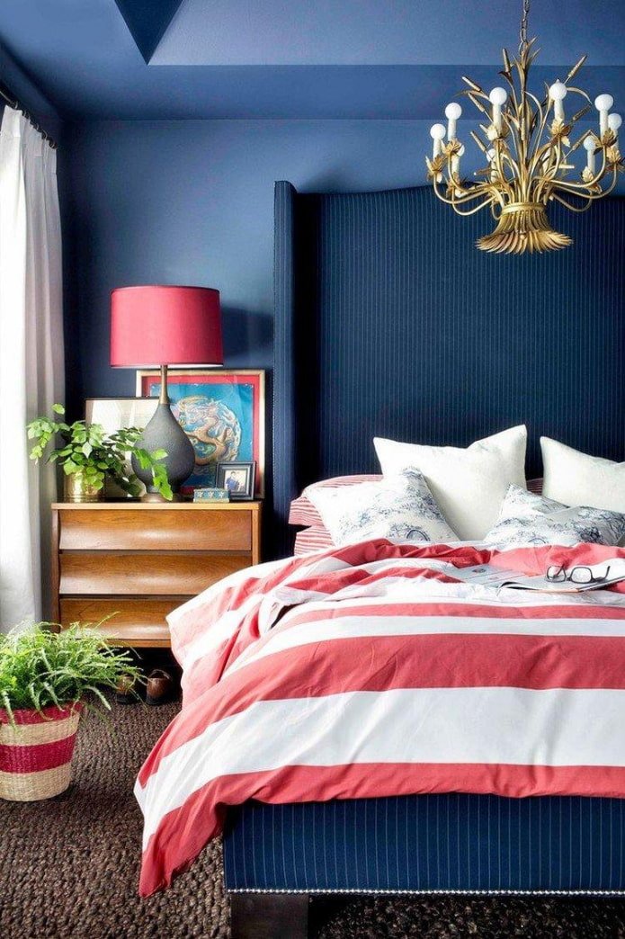 um quarto azul com detalhes em vermelho