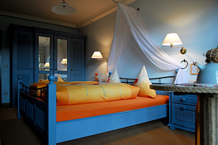 quarto azul e laranja