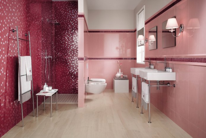 combinação de mosaico de cerejeira e azulejos rosa no banheiro