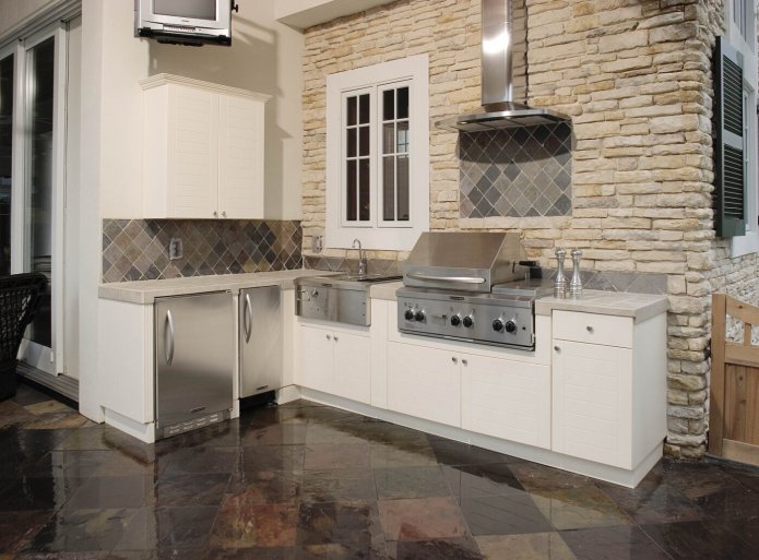 pedra decorativa e azulejos brilhantes no interior da cozinha