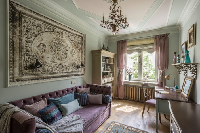 sofá em um interior de estilo clássico