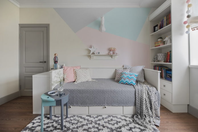 sofá no interior de um quarto de criança
