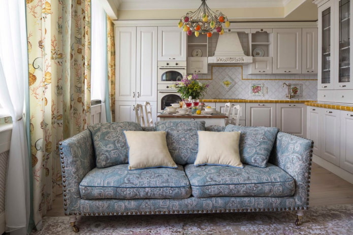 sofá em um interior de estilo provençal