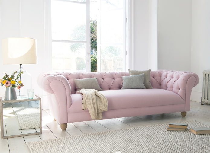 sofá rosa no interior