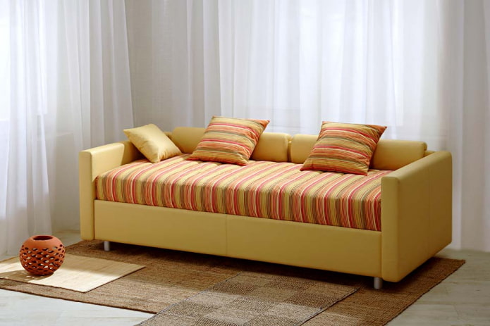 sofá no interior
