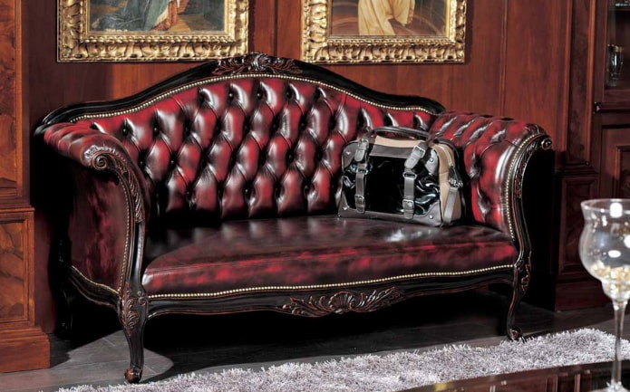 sofá no interior em estilo barroco