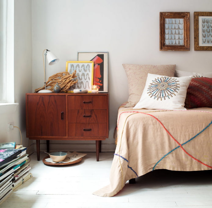 Quarto com mesa de cabeceira retrô
