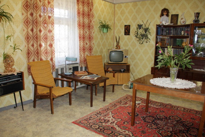 Interior de sala de estar da era soviética