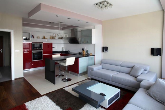 Cozinha e sala de estar conjugadas com balcão de bar