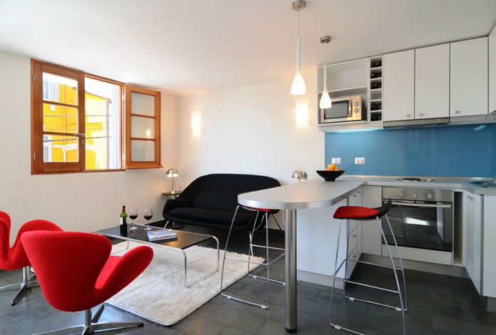 Dividindo a cozinha e a sala de estar com um balcão de bar