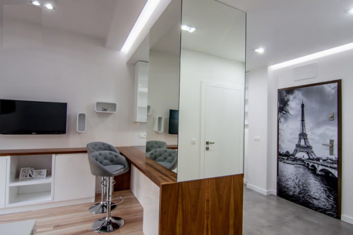 Interior de uma cozinha e sala de estar conjugadas com um balcão de bar