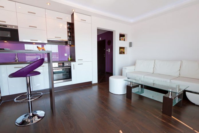 Projeto de uma cozinha-sala de estar com um balcão de bar em tons de branco e roxo