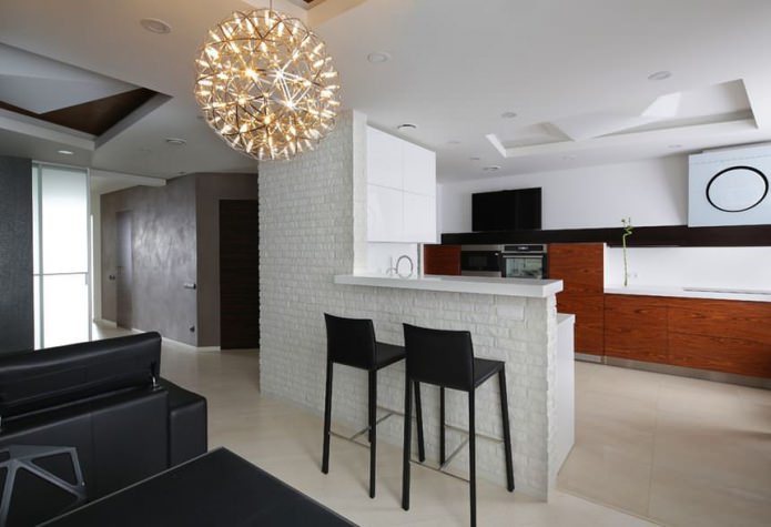 Balcão de bar com acabamento em tijolo entre a cozinha e a sala de estar