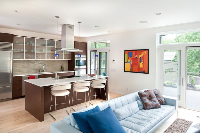 Combinado cozinha e sala de estar com balcão de bar