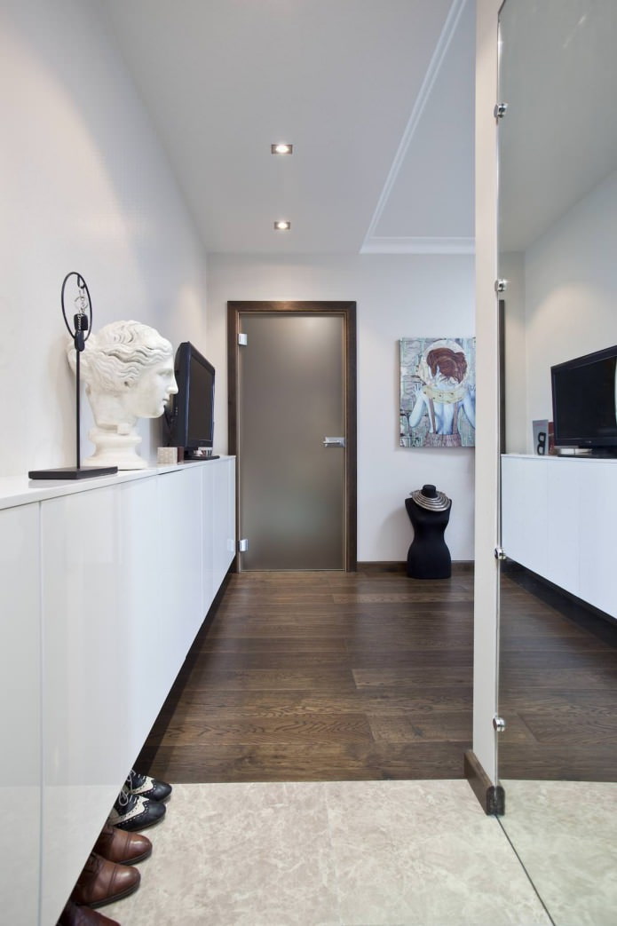 Busto de gesso e pintura em um corredor estreito