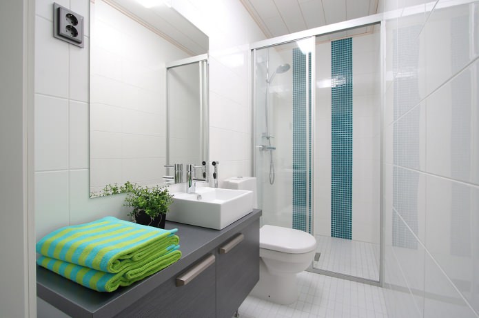 Design de um banheiro pequeno com box de chuveiro em estilo moderno