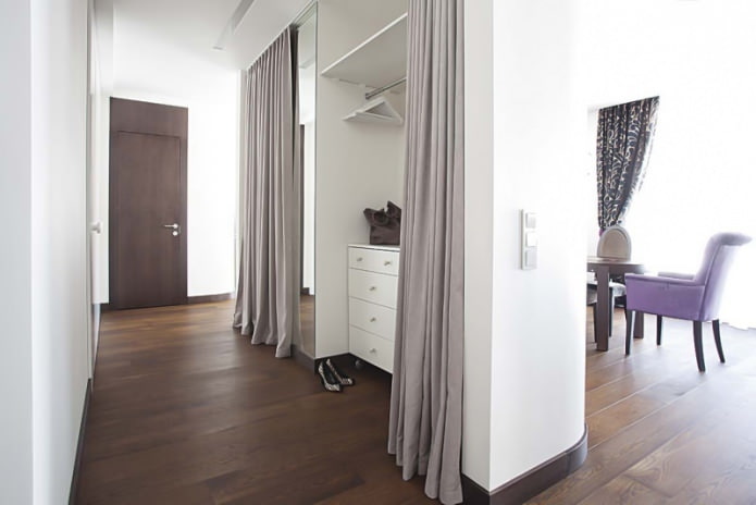 Cortinas em vez de portas em estilo contemporâneo