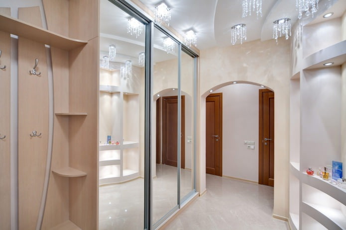 Corredor com um grande guarda-roupa espelhado