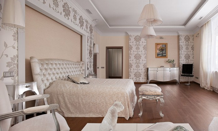 Paredes bege com papel de parede e tinta no quarto