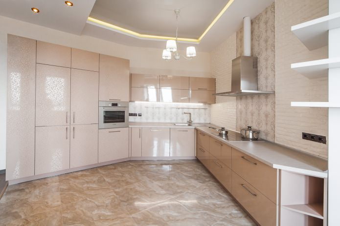 Teto bege e branco na cozinha