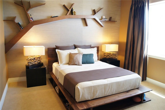 Quarto com parede de madeira e uma prateleira original em forma de árvore