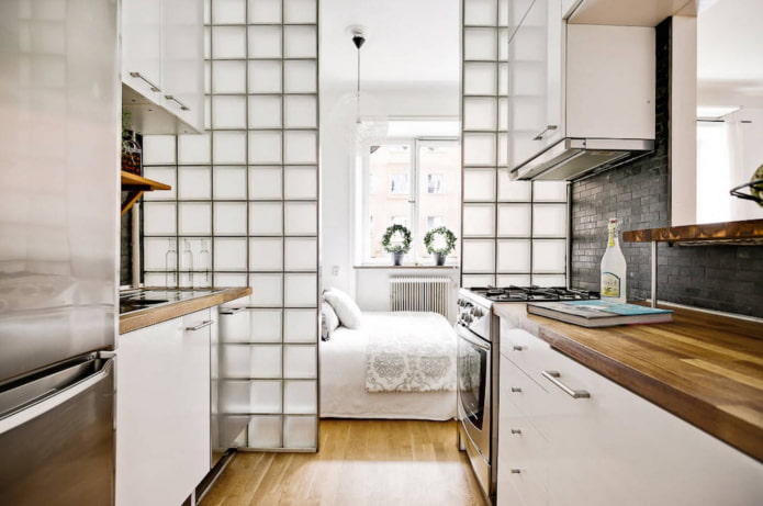 divisória no interior da cozinha-quarto