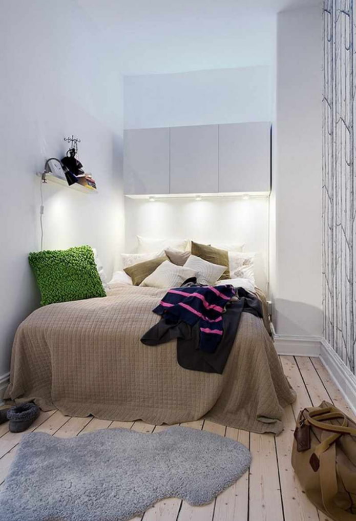 quarto com paredes brancas