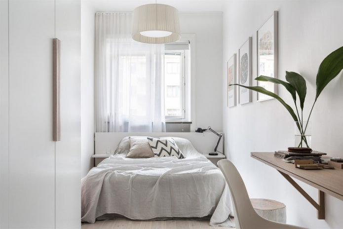 Quarto estreito com uma cama perto da janela