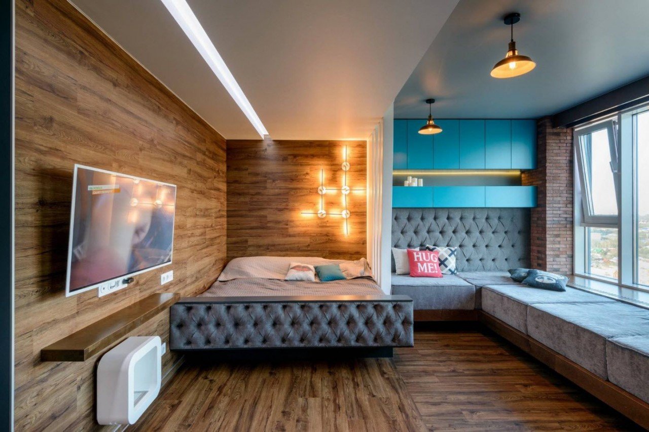 iluminação diferente acima da cama e do sofá