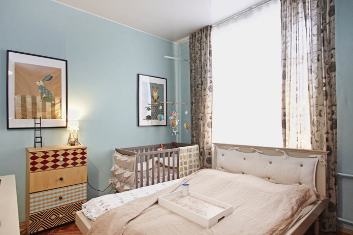 design de um pequeno quarto combinado com um berçário