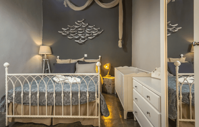 design de um quarto pequeno combinado com um berçário
