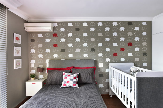 design de um pequeno quarto combinado com um berçário