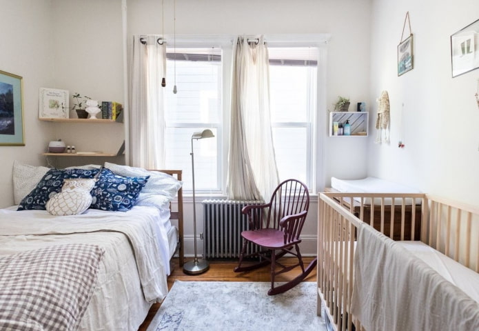 área dos pais em um quarto combinado com um berçário