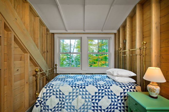 cama de ferro no quarto