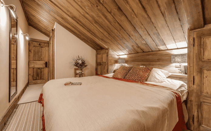 interior do quarto no sótão estilo chalé