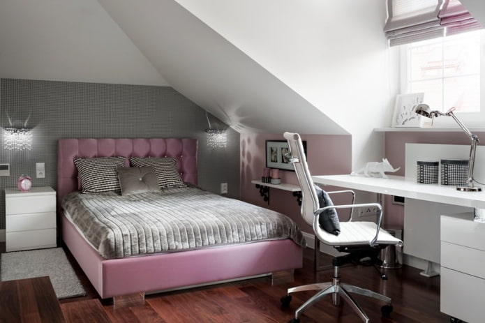 interior de um quarto de sótão para uma menina