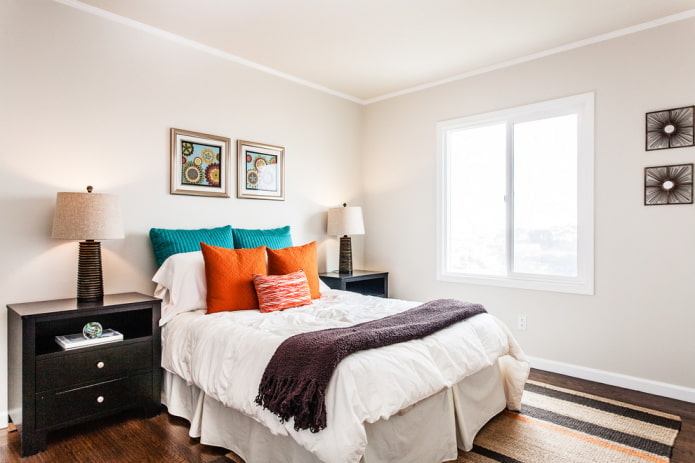 Quarto branco com almofadas brilhantes