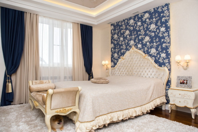 interior de quarto bege com detalhes brilhantes