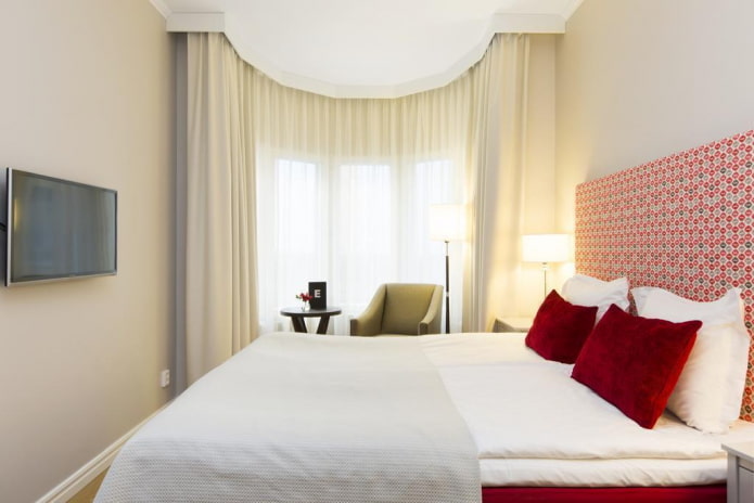 interior de quarto bege com detalhes brilhantes