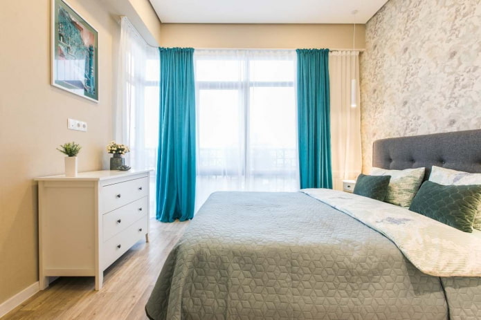 interior de quarto bege com detalhes brilhantes