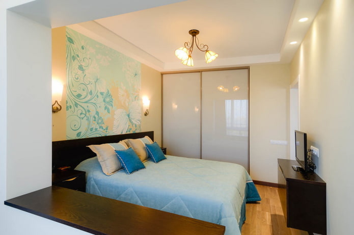 interior de quarto bege com detalhes brilhantes