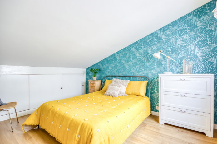 têxteis e decoração em um quarto turquesa