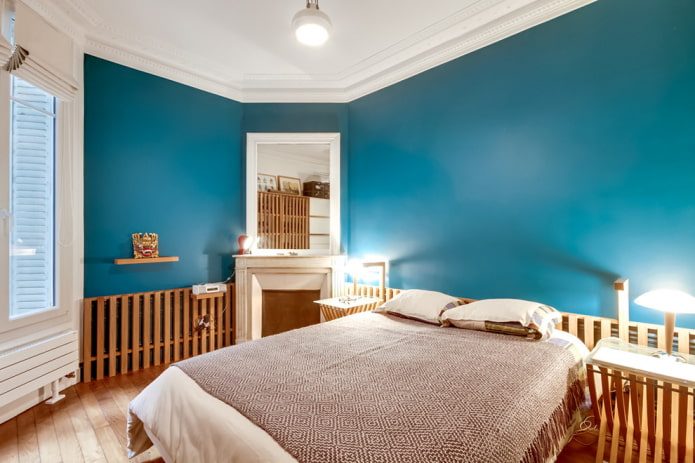 interior de um quarto marrom-turquesa